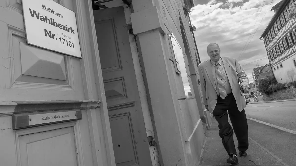 Kommunalwahl / Europawahl: Ortsvorsteher Fritz Maichle, Unterjesingen auf dem Weg zum Wahlraum im Rathaus. 13.06.04 Bild: METZ