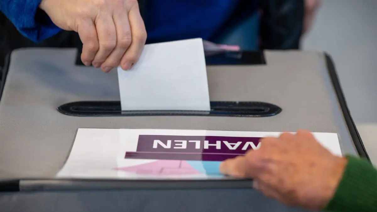 Landtagswahl in Rheinland-Pfalz: ARCHIV - 22.03.2026, Rheinland-Pfalz, Trier: Eine Wählerin wirft ihren Wahlzettel in eine Wahlurne. In Rheinland-Pfalz ist heute Landtagswahl. (zu dpa: «Endgültiges Landtagswahlergebnis steht - keine Veränderungen») Foto: Harald Tittel/dpa +++ dpa-Bildfunk +++