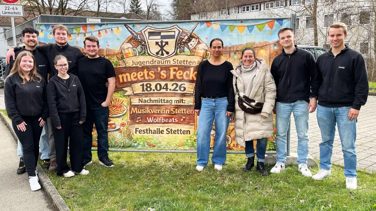 Der Jugendverein Stetten wagt sich an seine bisher größte Veranstaltung: Am Samstag, 18. April, heißt es: Jugendraum Stetten meets 's Fecker und zwarin der Stettener Festhalle. Auf unserem Bild in der Mitte: die beiden ehemaligen Fecker-Wirtinnen Sany Hirlinger und Pe Gantenbein-Mayer, umrahmt vom Vorstand des Jugendvereins.