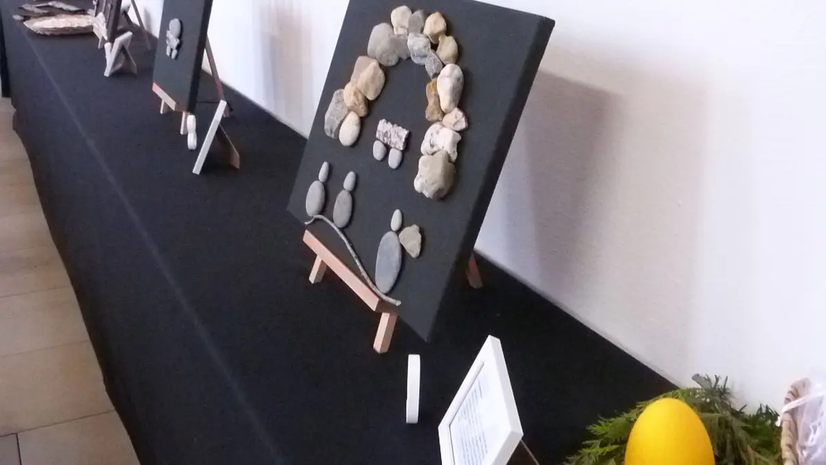 In der Pfarrkirche ist ein von den Kindern mit Steinen und Holzstücken gestalteter Passionsweg zu sehen.