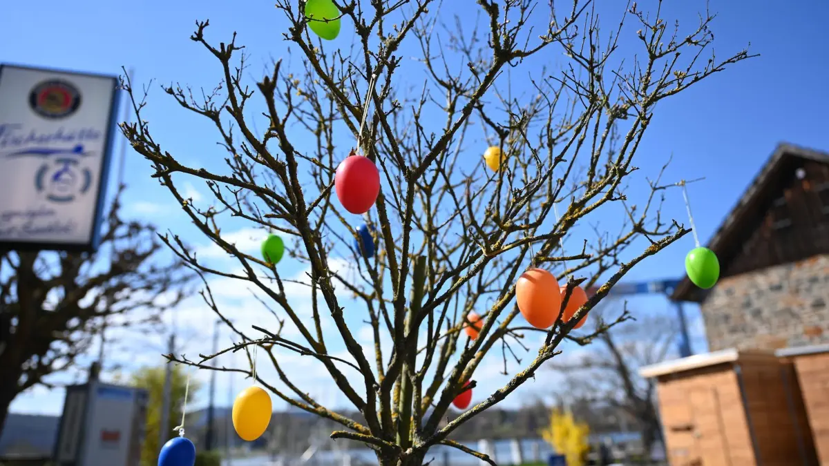 Osterschmuck: ARCHIV - 04.04.2023, Hessen, Rehbach: Bunte Ostereier schmücken bei Sonnenschein einen noch kahlen Baum. Das Osterwetter verspricht wechselhaft zu werden. (zu dpa: «Mildes und wechselhaftes Wetter am Osterwochenende in Hessen») Foto: Uwe Zucchi/dpa +++ dpa-Bildfunk +++