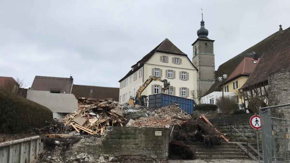 Das alte Johannesgemeindehaus ist bereits abgerissen. Im Hintergrund: das alte Dekanat und die Johanneskirche.