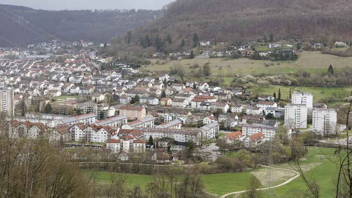 Geislinger Quartier. Überblick von der Oberböhringer Steige aus auf einen Teil von Geislingen zwischen links: TVA und recht: den Y-Hochhäusern.