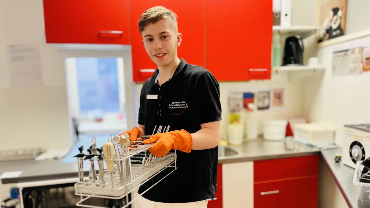 Maximilian ist Azubi zum Zahnmedizinischen Fachangestellten in der Praxis Missy in Gaildorf.