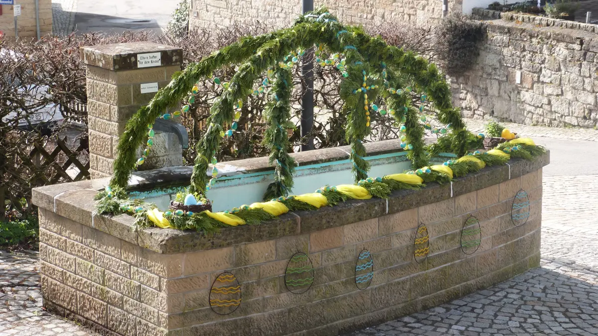 Zum fünften Mal in Folge hat der katholische Kindergarten St. Valentin den Dorfbrunnen in der Trillfinger Ortsmitte österlich geschmückt