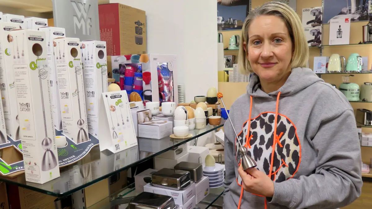 Ein origineller Küchenhelfer: Susanne Mebold präsentiert den Eierschalensollbruchstellenverursacher.