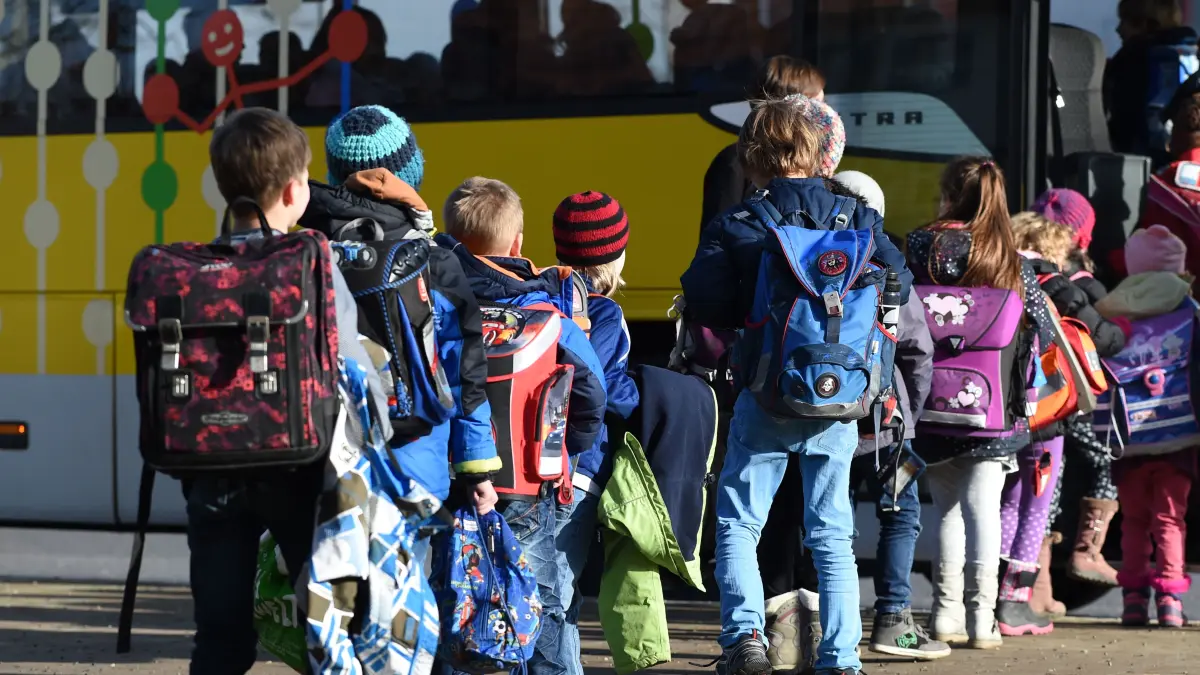 Schüler steigen in einen Bus. Was Eltern in Brandenburg für die Schülertickets zahlen und was damit abgedeckt ist, ist sehr stark davon abhängig, wo sie wohnen. Ein Überblick.