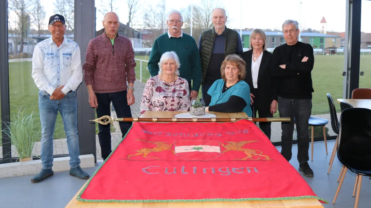 Die Jahrgänger 1954 sind stolz auf ihre Freundschaft. Sie haben sogar extra eine Fahne dafür kreiert.