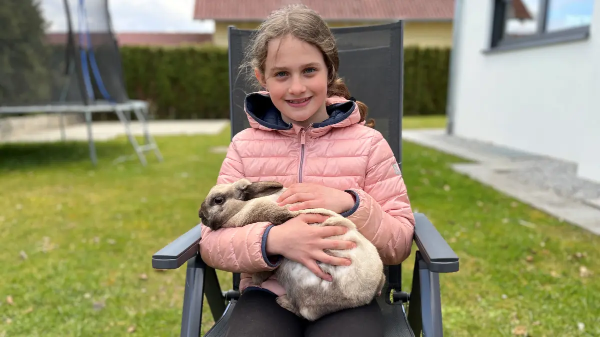 Osterhase Möhrchen macht es sich bei Lina gemütlich.