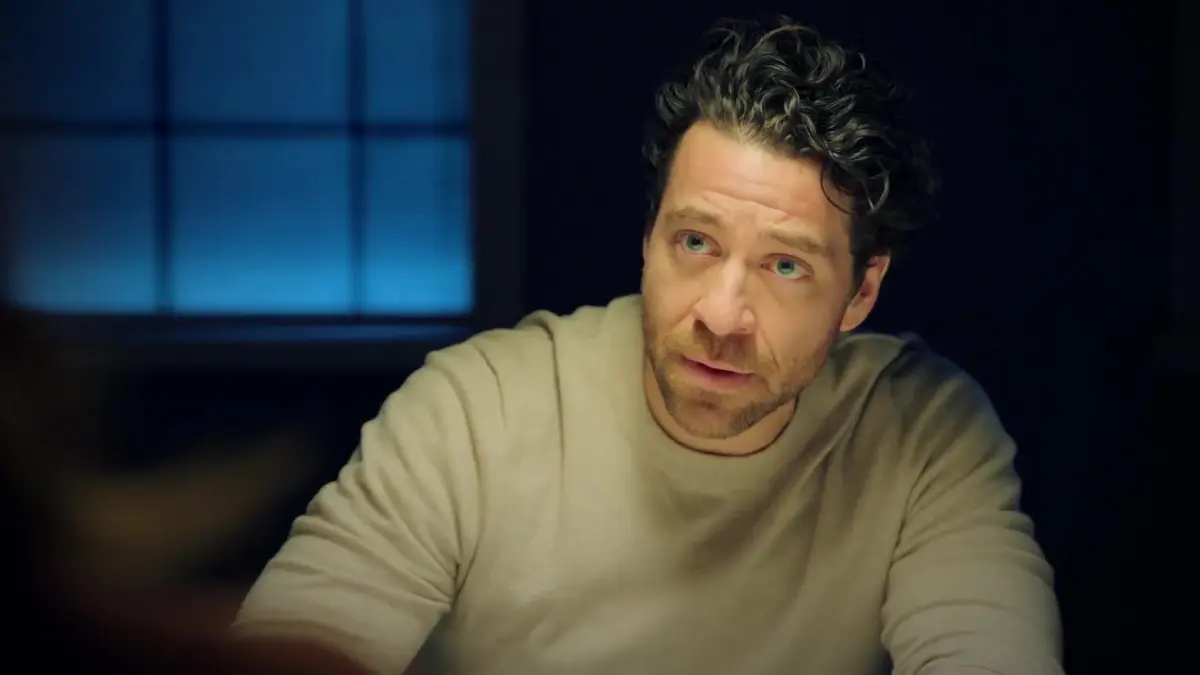 Carlos (Patrick Fernandez) steckt in Schwierigkeiten.