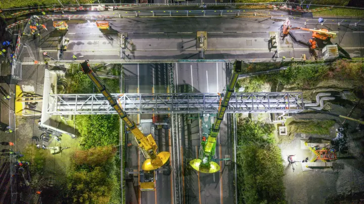 Zwei Liebherr-Krane heben tonnenschwere Brücke über Autobahn