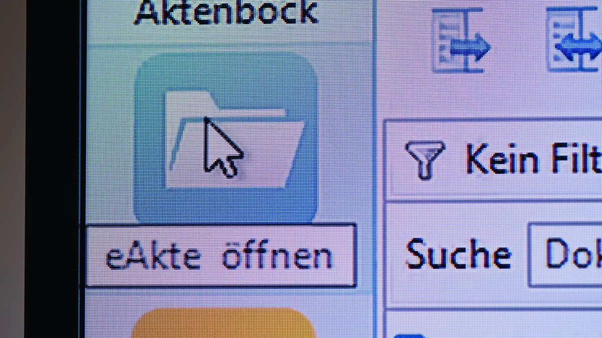 E-Akte: ARCHIV - 03.06.2024, Brandenburg, Cottbus: Auf einem Monitor am Finanzgericht Berlin-Brandenburg ist der Ordner «eAkte» zum Öffnen einer elektronischen Akte zu sehen. (zu dpa: «E-Akte kommt nur langsam voran») Foto: Patrick Pleul/dpa +++ dpa-Bildfunk +++