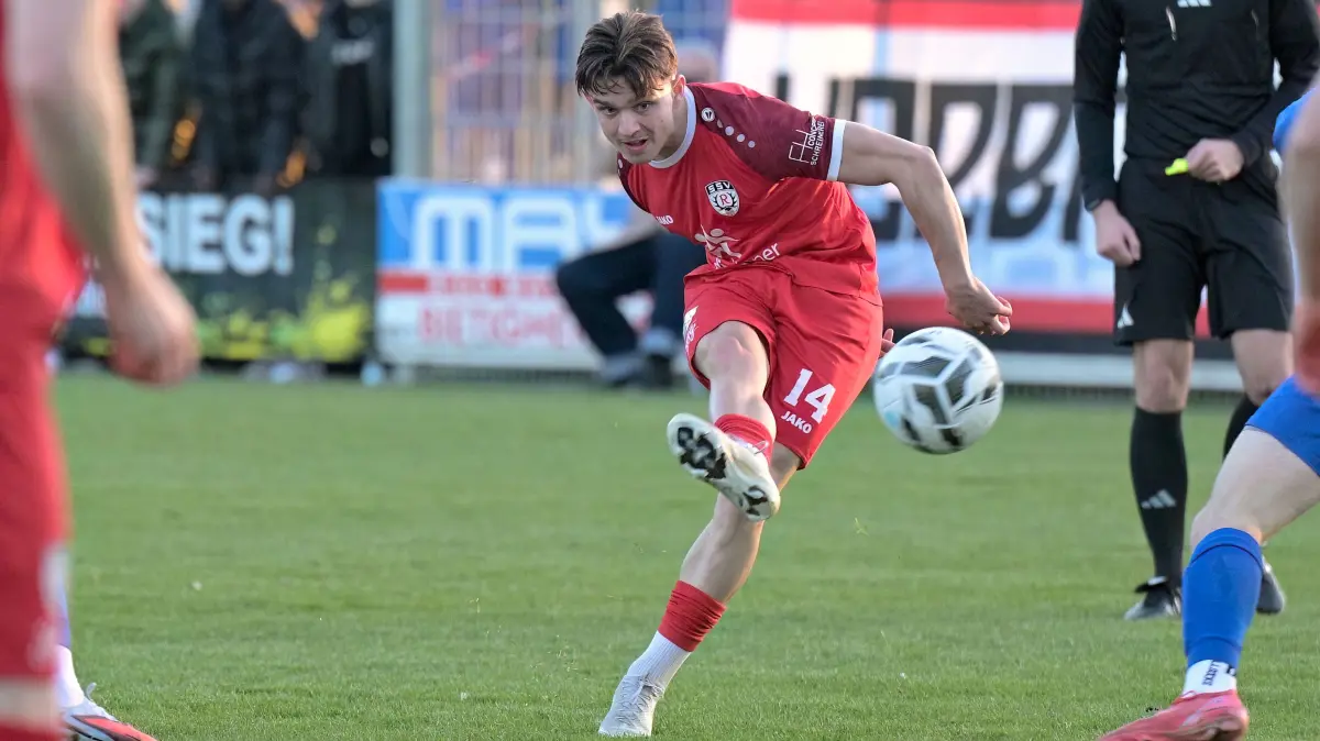 Fussball OL | FSV 08 Bissingen vs. SSV Reutlingen: Fussball OL | FSV 08 Bissingen (blau) vs. SSV Reutlingen (rot) // 2026-04-02 // Foto: Joachim Baur // #14 Maxim Schmalz (SSV Reutlingen)