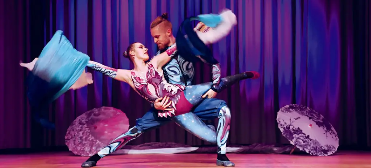 Das Duo LuxArt Performancekunst bietet eine Feuershow (ab 15.30 Uhr) und das Tanz-Artistik Stück „Visions“ (ab 13.30 Uhr). Darin geht es um Themen wie „in den Fluss kommen“ und „Träume wahr werden lassen“. Dazwischen können die Gäste mit verschiedenen Requisiten selbst aktiv werden. ⇥Fotos: LuxArt