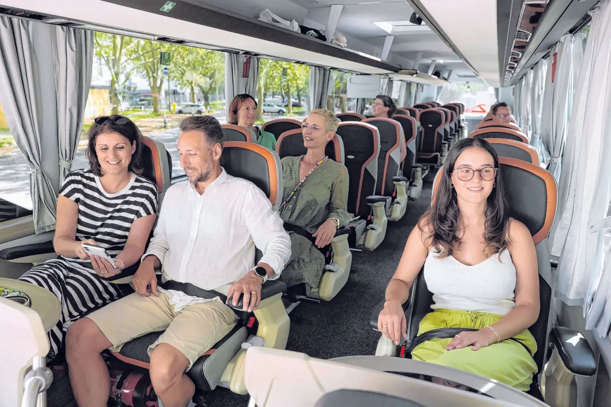 Gerade bei hohen Spritkosten ist der Reisebus eine attraktive Alternative zu Pkw und Flugzeug. ⇥Foto: gbk