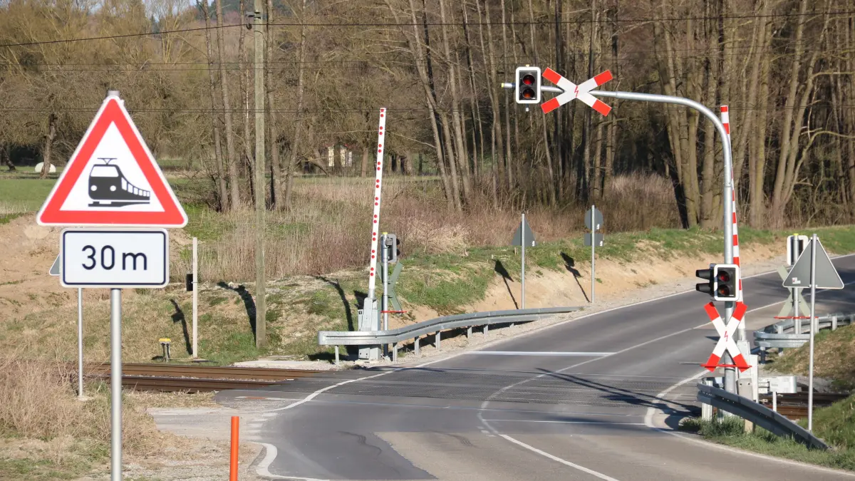 Wegen Bauarbeiten am Bahnübergang in Beuerlbach sind Umleitungen eingerichtet.