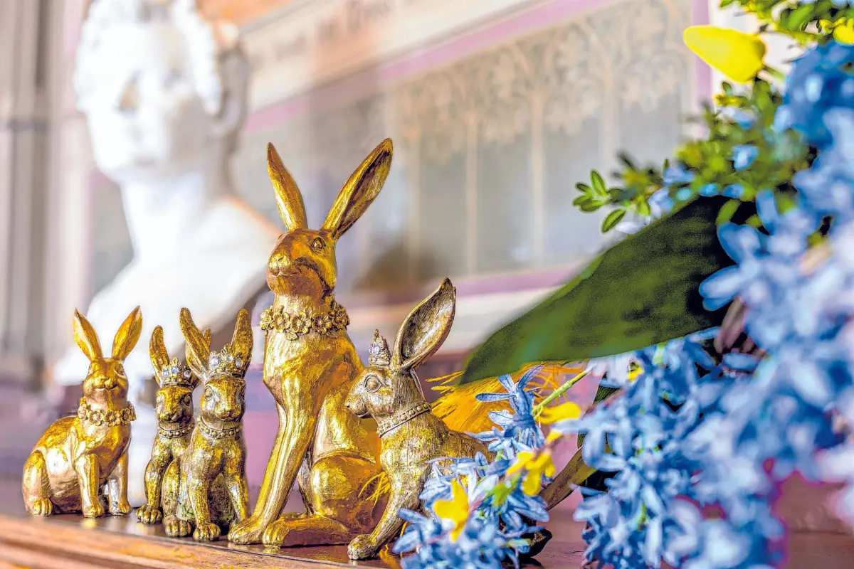 Auch der Osterhase hat sich herausgeputzt und besucht die Burg Hohenzollern.