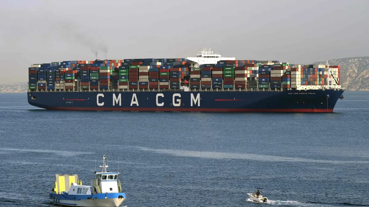Straße von Hormus: ARCHIV - 29.06.2018, Frankreich, Marseille: Ein von der französischen Reederei CMA CGM betriebenes Containerschiff läuft am 29. Juni 2018 in den Hafen von Marseille ein. Ein Containerschiff der Reederei CMA CGM passierte die Straße von Hormus mit dem Vermerk «französischer Eigner», wie aus den Daten der Schiffsverfolgung hervorgeht, am 3. April 2026. Foto: Boris Horvat/AFP/dpa +++ dpa-Bildfunk +++