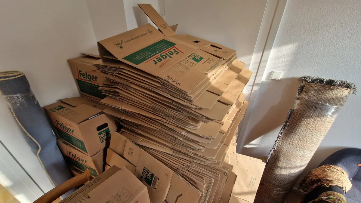 Wo sich die Kisten stapeln, wächst die Predigt: Ludwigsburgs neue Pfarrerin zwischen Auspack-Marathon und Auferstehungs-Vorbereitung.