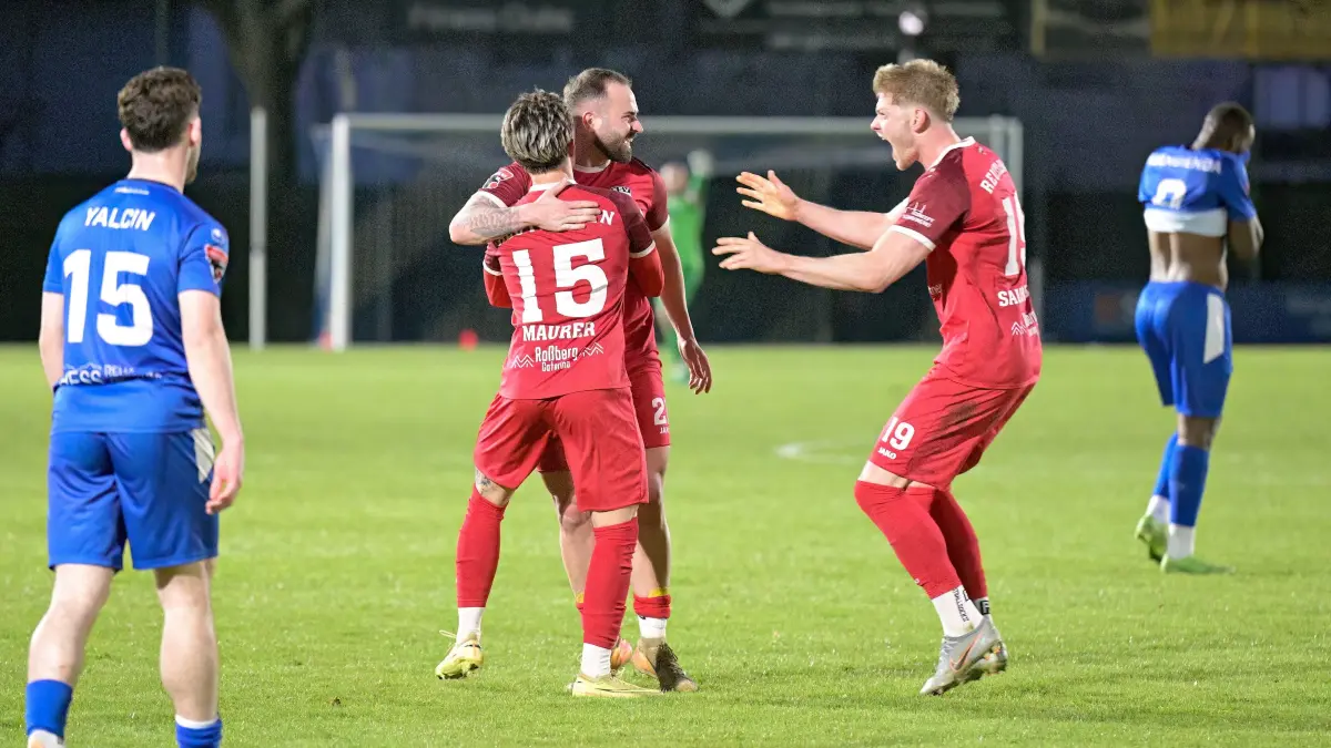 Fussball OL | FSV 08 Bissingen vs. SSV Reutlingen: Fussball OL | FSV 08 Bissingen (blau) vs. SSV Reutlingen (rot) // 2026-04-02 // Foto: Joachim Baur // Torjubel SSV beim 2:0 durch #21 Luca Plattenhardt (SSV Reutlingen), mitte / #15 Noah-Elias Maurer (SSV Reutlingen) / #19 Willie Till Sauerborn (SSV Reutlingen) / #15 Emre Yelcin (FSV) / #9 Onesi Kuengienda (FSV(