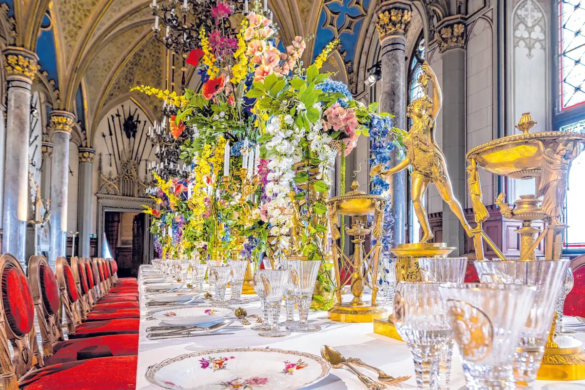 Die Burg Hohenzollern im Frühling. Prächtig gedeckte Tafel. Foto: Roland Beck⇥Roland Beck