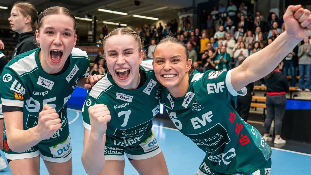 Frisch Auf Goeppingen vs. BSV Sachsen Zwickau, Handball, 1. Bundesliga, Spielzeit 2025/2026, 04.04.2026: Lara Daeuble (Frisch Auf Frauen, #95), Lea Watzl (Frisch Auf Frauen, #07) und Mariel Beugels (Frisch Auf Frauen, #16) jubeln nach dem Sieg, Frisch Auf Goeppingen vs. BSV Sachsen Zwickau, Handball, 1. Bundesliga, Spielzeit 2025/2026, 04.04.2026
Foto: Eibner-Pressefoto/Michael Schmidt