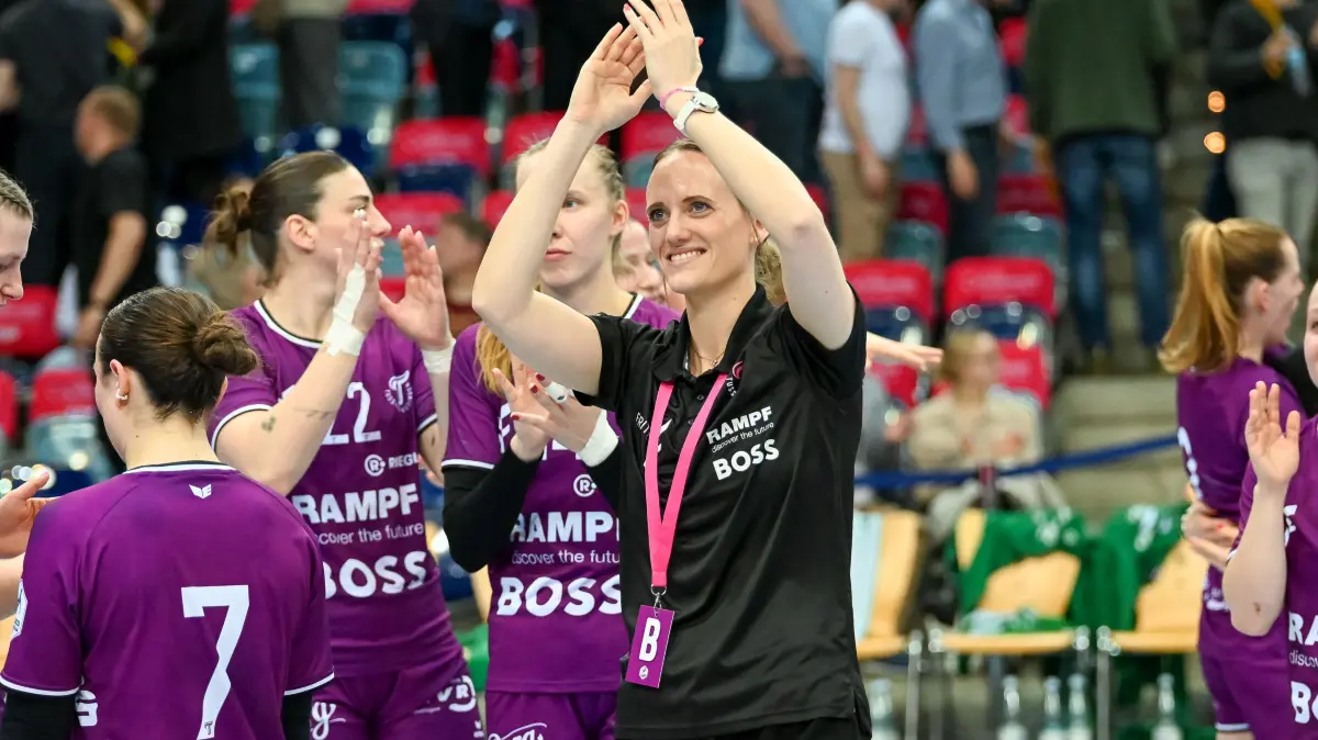 VfL Oldenburg vs. TuS Metzingen, ALSCO Handball Bundesliga Frauen, 22. Spieltag, Saison 2025/2026, 04.04.2026: Miriam Hirsch (TuS Metzingen, Trainerin) freut sich nach dem Sieg in Oldenburg
VfL Oldenburg vs. TuS Metzingen, ALSCO Handball Bundesliga Frauen, 22. Spieltag, Saison 2025/2026, 04.04.2026, Foto: Eibner-Pressefoto/Robert Gertzen