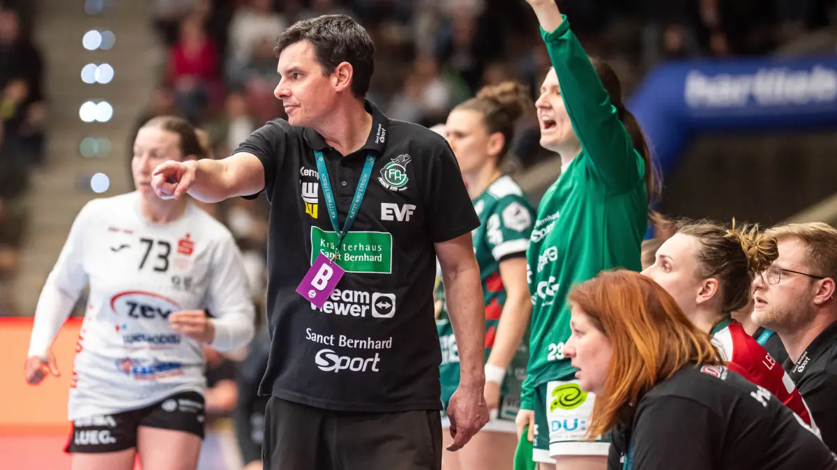 Frisch Auf Goeppingen vs. BSV Sachsen Zwickau, Handball, 1. Bundesliga, Spielzeit 2025/2026, 04.04.2026: Nico Kiener, Cheftrainer (Frisch Auf Frauen) gibt seiner Mannschaft Anweisungen, Frisch Auf Goeppingen vs. BSV Sachsen Zwickau, Handball, 1. Bundesliga, Spielzeit 2025/2026, 04.04.2026
Foto: Eibner-Pressefoto/Michael Schmidt