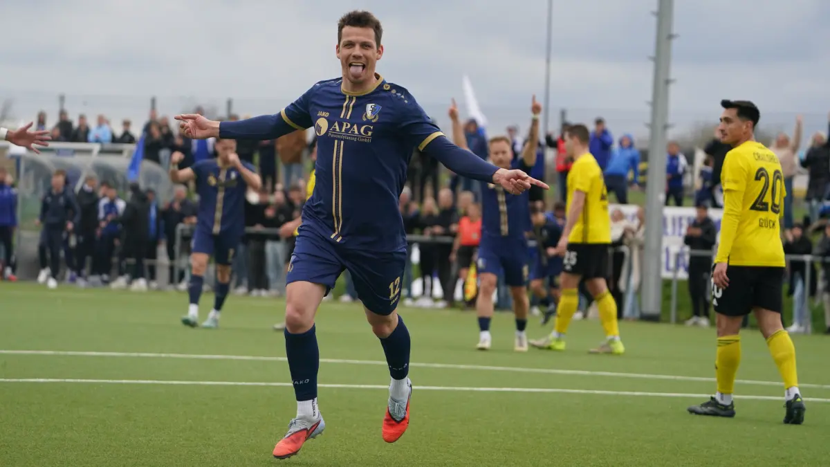 Michael Eberlein erzielte zwei Tore beim 4:2-Sieg der Spvgg Satteldorf (blau) gegen den TSV Crailsheim.
