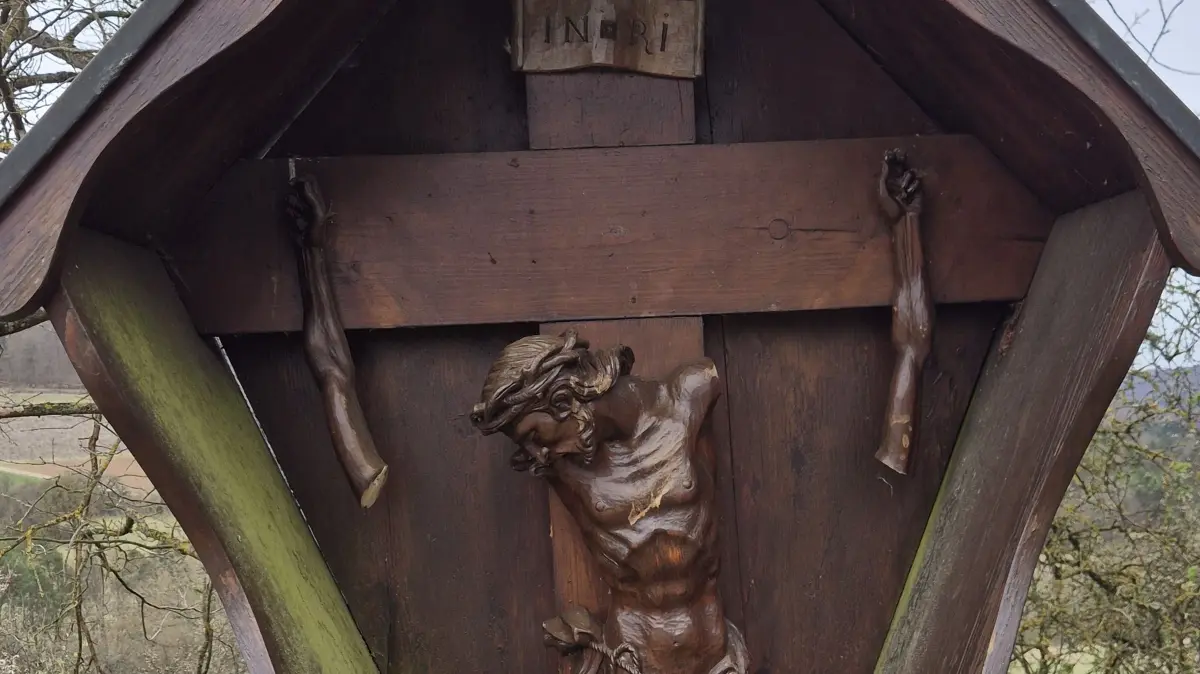 Im Bereich Steinertsweg bei Löffelstelzen wurden dieser Christusfigur die beiden Arme durchsägt.