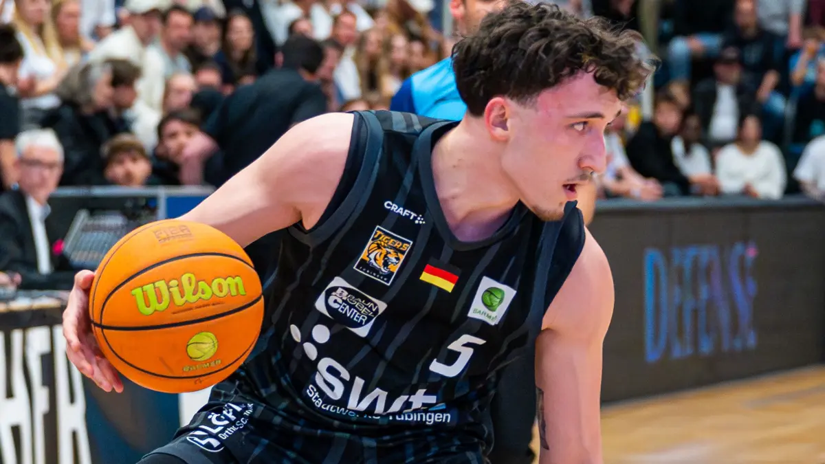 Uni Baskets Muenster vs. Tigers Tuebingen, Basketball, Barmer 2. Basketball Bundesliga, 30. Spieltag, Saison 2025/2026, 04.04.2026: Kaya Kaan Hakan Bayram (Tigers Tuebingen, #05) im Dribbling
Uni Baskets Muenster vs. Tigers Tuebingen, Basketball, Barmer 2. Basketball Bundesliga, 30. Spieltag, Saison 2025/2026, 04.04.2026
Foto: Eibner-Pressefoto/Damian Kruczynski