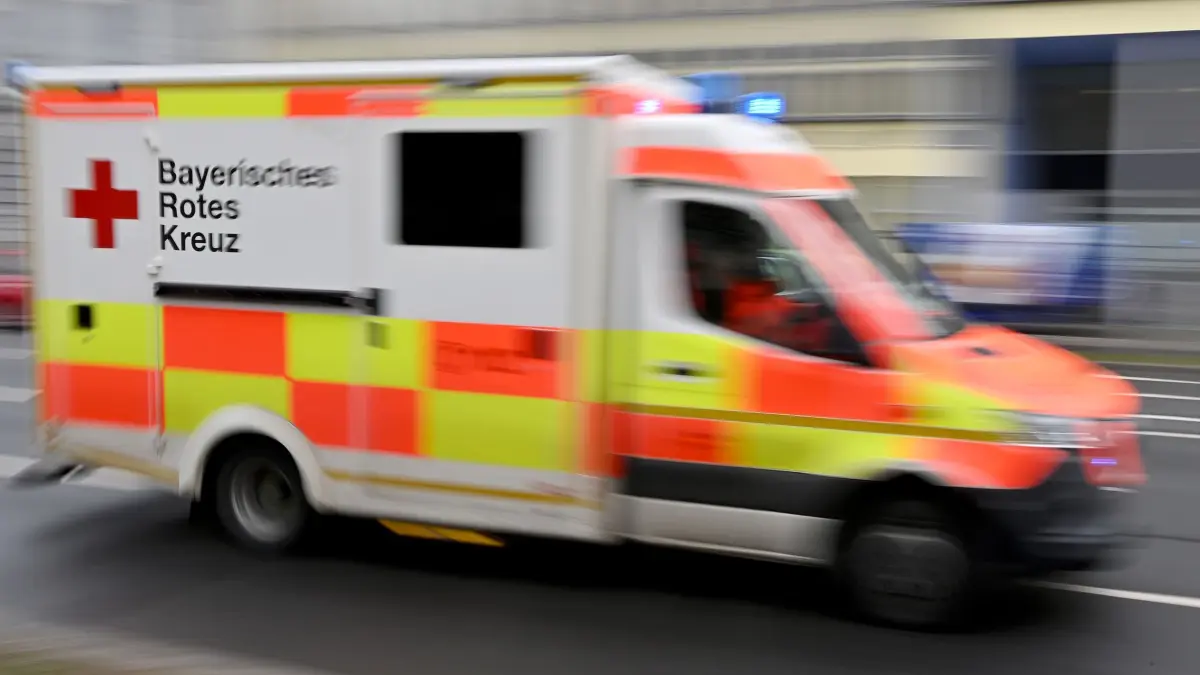 Krankenwagen Symbolbild: ARCHIV - 18.03.2021, Bayern, München: Ein Krankenwagen des Bayerischen Roten Kreuzes (BRK) (zu dpa: «Defekte Bremse - Zehnjährige prallt mit Roller gegen Auto») Foto: Peter Kneffel/dpa +++ dpa-Bildfunk +++