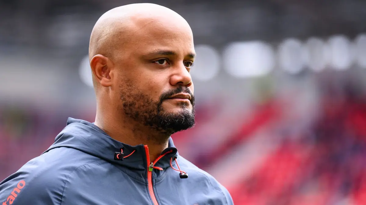 SC Freiburg - Bayern München: 04.04.2026, Baden-Württemberg, Freiburg im Breisgau: Fußball, Männer: Bundesliga, SC Freiburg - Bayern München, 28. Spieltag, Europa-Park Stadion. Trainer Vincent Kompany (Bayern München) steht vor dem Spiel im Stadion. Foto: Tom Weller/dpa - WICHTIGER HINWEIS: Gemäß den Vorgaben der DFL Deutsche Fußball Liga bzw. des DFB Deutscher Fußball-Bund ist es untersagt, in dem Stadion und/oder vom Spiel angefertigte Fotoaufnahmen in Form von Sequenzbildern und/oder videoähnlichen Fotostrecken zu verwerten bzw. verwerten zu lassen. +++ dpa-Bildfunk +++