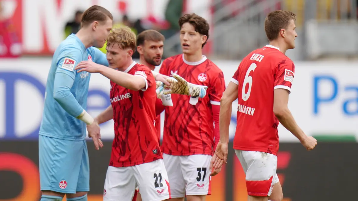 1. FC Kaiserslautern - Fortuna Düsseldorf: 04.04.2026, Rheinland-Pfalz, Kaiserslautern: Fußball, Männer: 2. Bundesliga, 1. FC Kaiserslautern - Fortuna Düsseldorf. 28. Spieltag, Fritz-Walter-Stadion. Kaiserslauterns Spieler jubeln nach dem 3:0 Endstand. Foto: Thomas Frey/dpa - WICHTIGER HINWEIS: Gemäß den Vorgaben der DFL Deutsche Fußball Liga bzw. des DFB Deutscher Fußball-Bund ist es untersagt, in dem Stadion und/oder vom Spiel angefertigte Fotoaufnahmen in Form von Sequenzbildern und/oder videoähnlichen Fotostrecken zu verwerten bzw. verwerten zu lassen. +++ dpa-Bildfunk +++