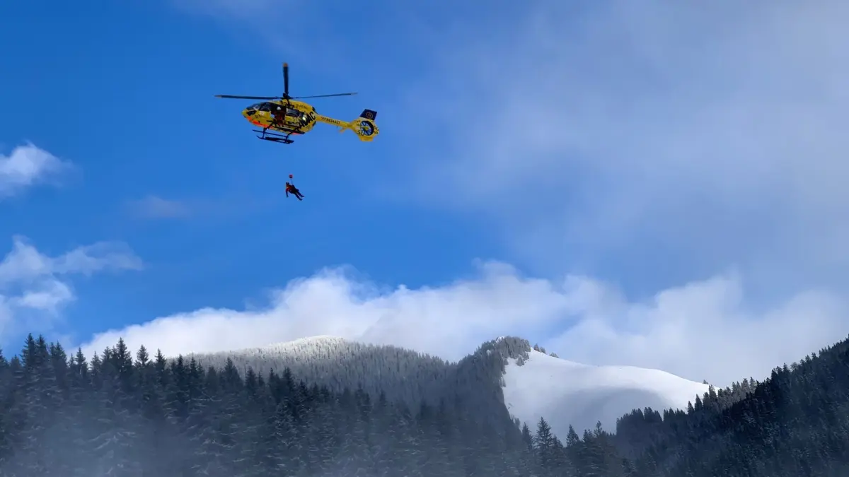 Flugrettung: Die Helfer im Helikopter: ARCHIV - 26.12.2020, Bayern, Spitzingsee: Einsatz im Gebirge: Die Bergretter im Heli sind oft die letzte Hoffnung bei Notfällen im alpinen Raum. (zu dpa: «Bergwacht rettet Urlauber aus Talreiße») Foto: Annette Reuther/dpa/dpa-tmn +++ dpa-Bildfunk +++