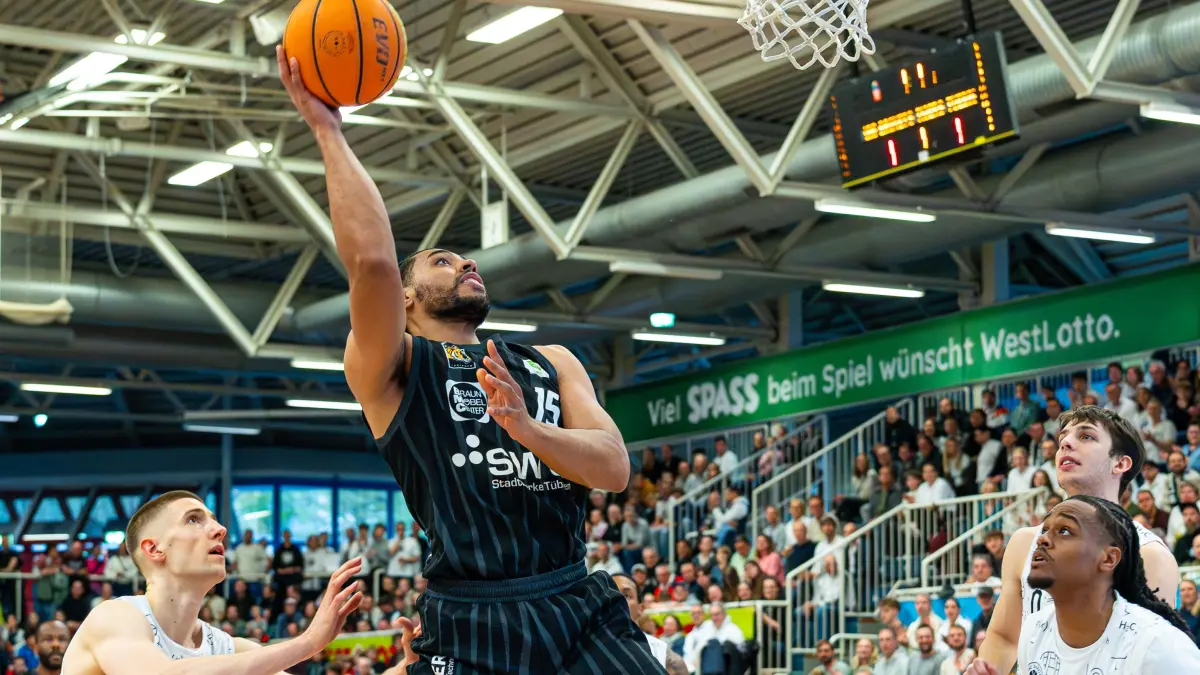 Uni Baskets Muenster vs. Tigers Tuebingen, Basketball, Barmer 2. Basketball Bundesliga, 30. Spieltag, Saison 2025/2026, 04.04.2026: Patrick Etienne Fardy Emilien (Tigers Tuebingen, #15) beim Dunk
Uni Baskets Muenster vs. Tigers Tuebingen, Basketball, Barmer 2. Basketball Bundesliga, 30. Spieltag, Saison 2025/2026, 04.04.2026
Foto: Eibner-Pressefoto/Damian Kruczynski