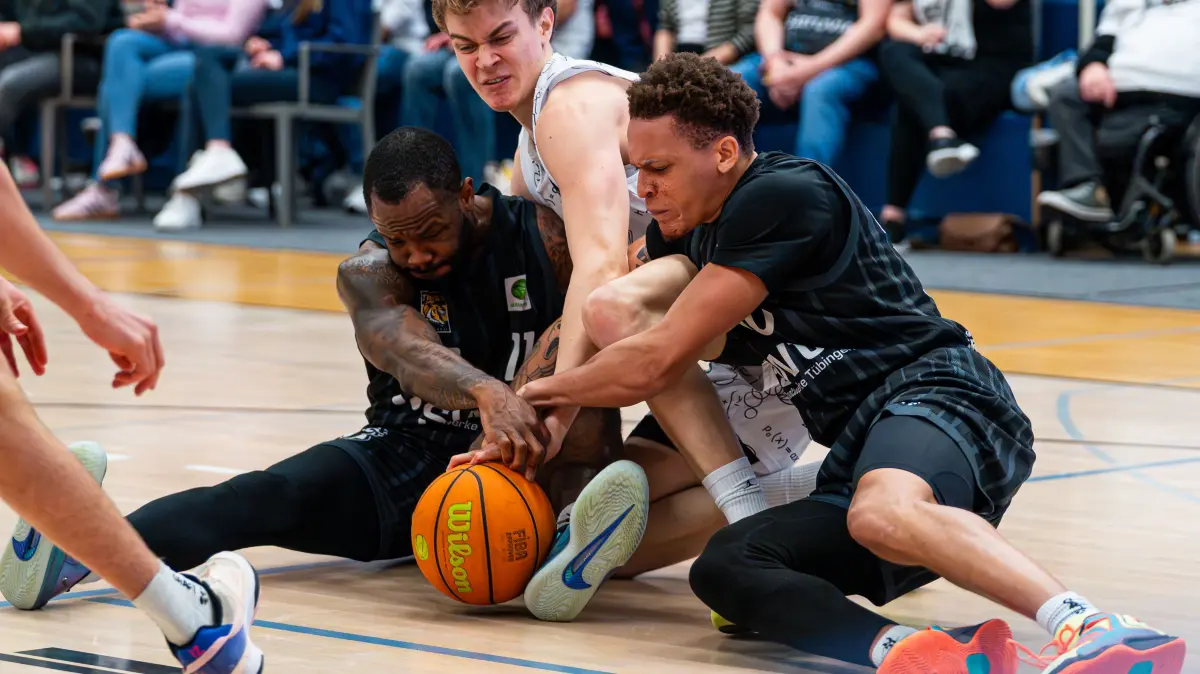 Uni Baskets Muenster vs. Tigers Tuebingen, Basketball, Barmer 2. Basketball Bundesliga, 30. Spieltag, Saison 2025/2026, 04.04.2026: Paul Viefhues (Uni Baskets Muenster, #03) kaempft um den Ball gegen Jordan Nathaniel Johnson (Tigers Tuebingen, #11) und gegen Isaiah Jevon Sanders (Tigers Tuebingen, #10)
Uni Baskets Muenster vs. Tigers Tuebingen, Basketball, Barmer 2. Basketball Bundesliga, 30. Spieltag, Saison 2025/2026, 04.04.2026
Foto: Eibner-Pressefoto/Damian Kruczynski