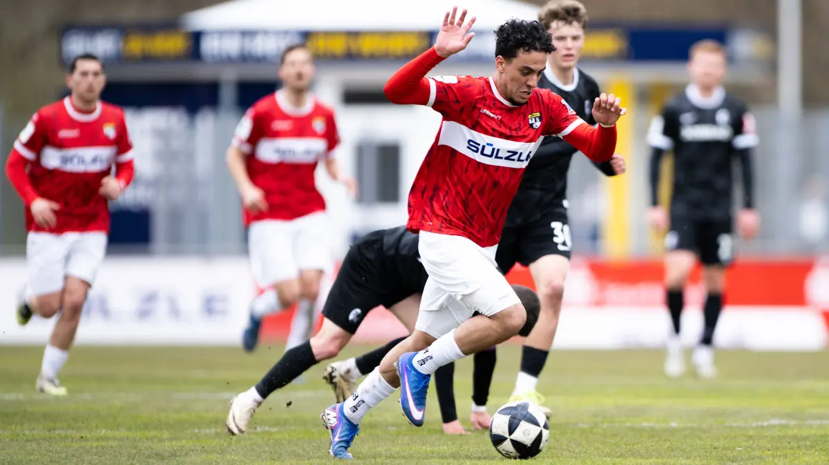 TSG Balingen vs. SC Freiburg II, Fussball, Regionalliga Suedwest, 27. Spieltag, Saison 2025/2026, 04.04.2026,: Amnay Moutassime, TSG Balingen, 18, am Ball TSG Balingen vs. SC Freiburg II, Fussball, Regionalliga Suedwest, 27. Spieltag, Saison 2025/2026, 04.04.2026, Eibner-Pressefoto/Andreas Ulmer TSG Balingen vs. SC Freiburg II, Fussball, Regionalliga Suedwest, 27. Spieltag, Saison 2025/2026, 04.04.2026, Balingen *** Amnay Moutassime, TSG Balingen, 18 , on the ball TSG Balingen vs SC Freiburg II, Soccer, Regionalliga Suedwest, Matchday 27, Season 2025 2026, 04 04 2026, Eibner Pressefoto Andreas Ulmer TSG Balingen vs SC Freiburg II, Soccer, Regionalliga Suedwest, Matchday 27, Season 2025 2026, 04 04 2026, Balingen Copyright: xEibner-Pressefoto/AndreasxUlmerx EP_AUR