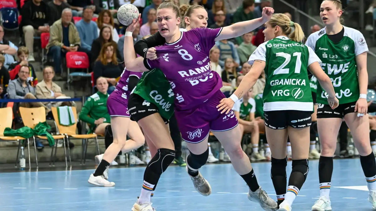 VfL Oldenburg vs. TuS Metzingen, ALSCO Handball Bundesliga Frauen, 22. Spieltag, Saison 2025/2026, 04.04.2026: Ida Petzold (TuS Metzingen, #08) gegen Toni Reinemann (VfL Oldenburg, #04)
VfL Oldenburg vs. TuS Metzingen, ALSCO Handball Bundesliga Frauen, 22. Spieltag, Saison 2025/2026, 04.04.2026, Foto: Eibner-Pressefoto/Robert Gertzen