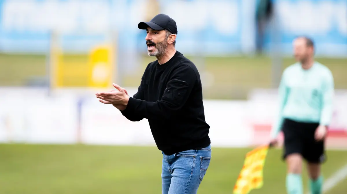 TSG Balingen vs. SC Freiburg II, Fussball, Regionalliga Suedwest, 27. Spieltag, Saison 2025/2026, 04.04.2026,: Murat Isik, (TSG Balingen, Trainer) moderiert
TSG Balingen vs. SC Freiburg II, Fussball, Regionalliga Suedwest, 27. Spieltag, Saison 2025/2026, 04.04.2026,
Eibner-Pressefoto/Andreas Ulmer