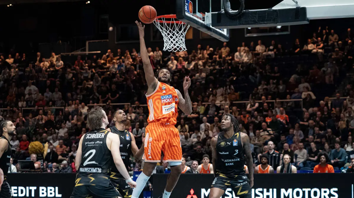 GER, Basketball Loewen Braunschweig gegen ratiopharm Ulm, Basketball, easyCredit BBL, Woche 28, Spielzeit 2025/26, 04.04.2026: Joel Sorianpo (Nr. 12 ratiopharm Ulm) gegen Benny Schroeder (Nr. 2 Basketball Loewen Braunschweig) und Jushua Hawley (Nr. 3 Basketball Loewen Braunschweig)
GER, Basketball Loewen Braunschweig gegen ratiopharm Ulm, Basketball, easyCredit BBL, Woche 28, Spielzeit 2025/26, 04.04.2026
Foto: Eibner/Daniel REINELT