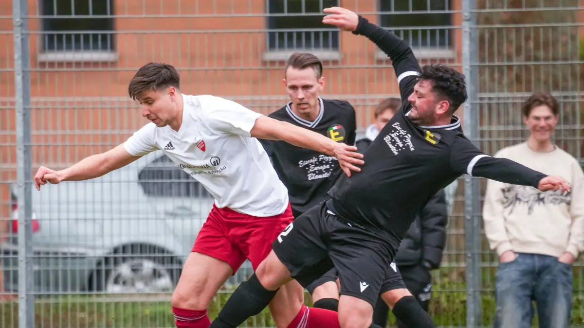 Fußball, Donau/Iller, Esperia Neu-Ulm gegen FV Gerlenhofen, Kreisliga A3, Martco Testa (schwarz rechts)