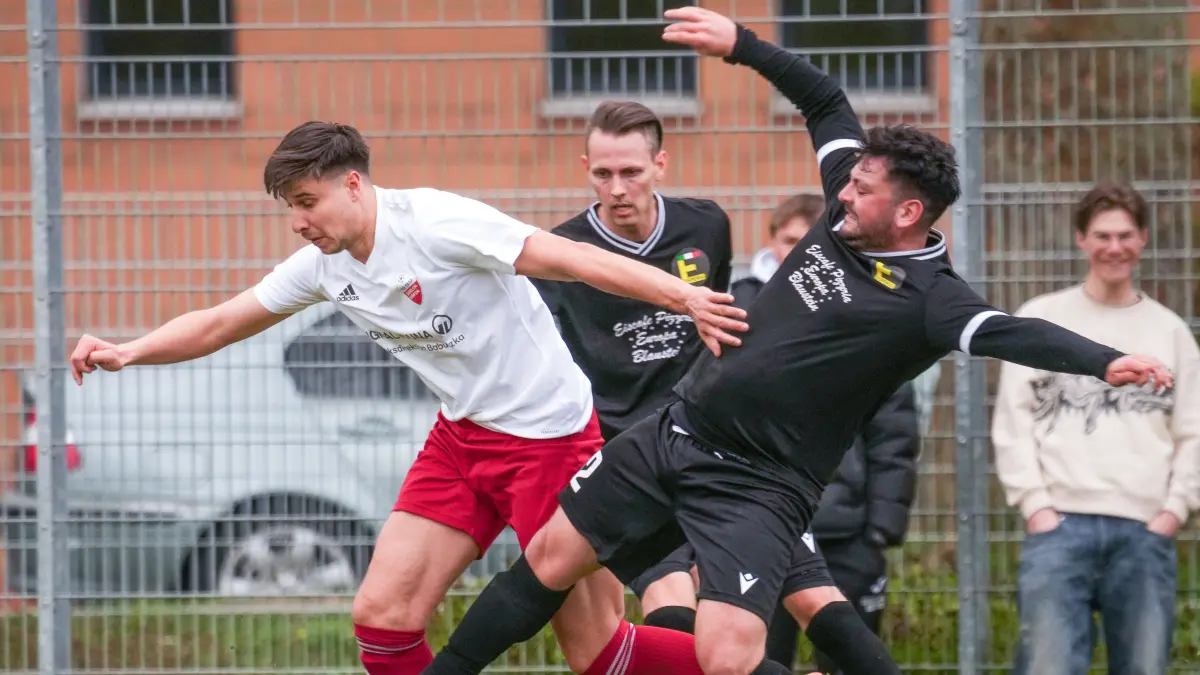 Fußball, Donau/Iller, Esperia Neu-Ulm gegen FV Gerlenhofen, Kreisliga A3, Martco Testa (schwarz rechts)