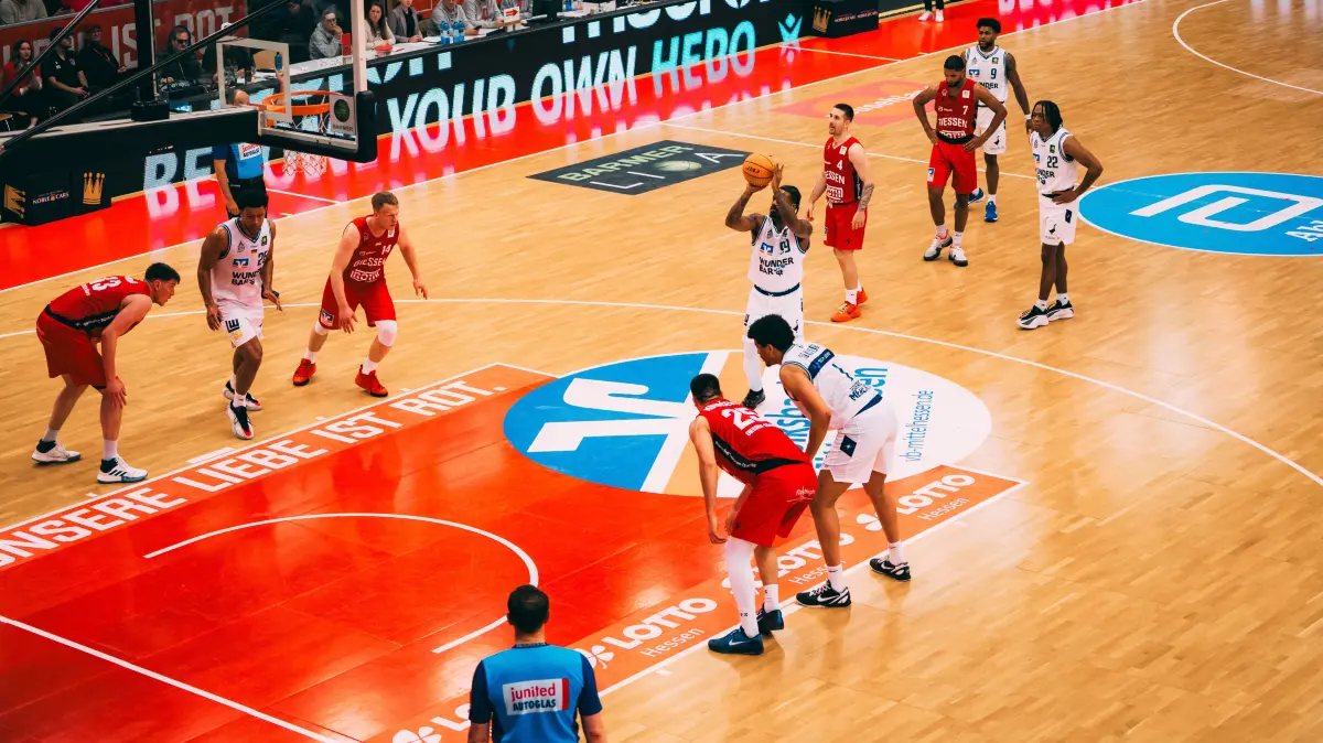 Merlins-Spielmacher Vincent Shahid (beim Freiwurf) erzielte beim Spiel in Gießen 14 Punkte.