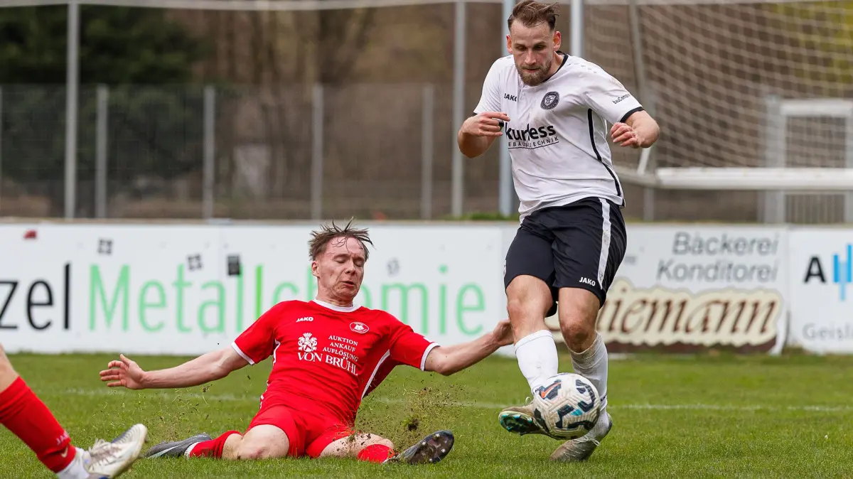 Fussball Landesliga; SC Geislingen - MTV Stuttgart;
Florijan Ahmeti (Geislingen, #8) macht in der 90. Spielminuten das 4:1 für den SC Geislingen;
04.04.2026; Stadion Eybacher Tal; Geislingen.
Foto: Thomas Madel
