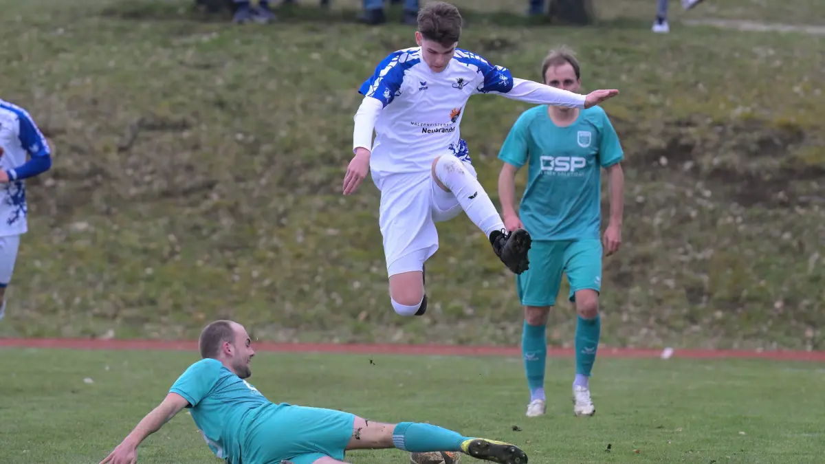 Fussball KL A | TSV Holzelfingen vs. SGM TSG Zwiefalten/TSV Hayingen/TSV Pfronstetten: Fussball KL A1 | TSV Holzelfingen (weiss) vs. SGM TSG Zwiefalten/TSV Hayingen/TSV Pfronstetten (tuerkis) // 2026-04-04 // Foto: Joachim Baur // #10 Simeon Haupt (TSV Holzelfingen) / #3 Adrian Fundel (SGM)