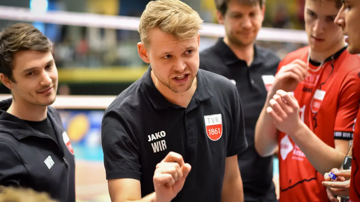 TV Rottenburg vs. VV Humann Essen, Volleyball, 2. Bundesliga Sued, Playoff Viertelfinale, Spiel 8, Saison 2025/2026, 04.04.2026: Auszeit, Jan Scheuermann (TV Rottenburg, Trainer)
TV Rottenburg vs. VV Humann Essen, Volleyball, 2. Bundesliga Sued, Playoff Viertelfinale, Spiel 8, Saison 2025/2026, 04.04.2026,
Foto: Eibner-Pressefoto/Ralph Kunze