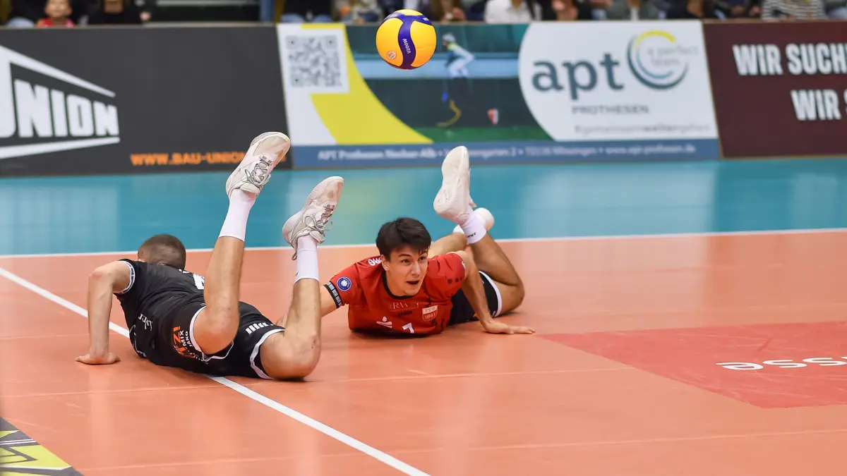 TV Rottenburg vs. VV Humann Essen, Volleyball, 2. Bundesliga Sued, Playoff Viertelfinale, Spiel 8, Saison 2025/2026, 04.04.2026: Jakob Elsaesser (TV Rottenburg, #04), Milan Kvrzic (TV Rottenburg, #07)
TV Rottenburg vs. VV Humann Essen, Volleyball, 2. Bundesliga Sued, Playoff Viertelfinale, Spiel 8, Saison 2025/2026, 04.04.2026,
Foto: Eibner-Pressefoto/Ralph Kunze