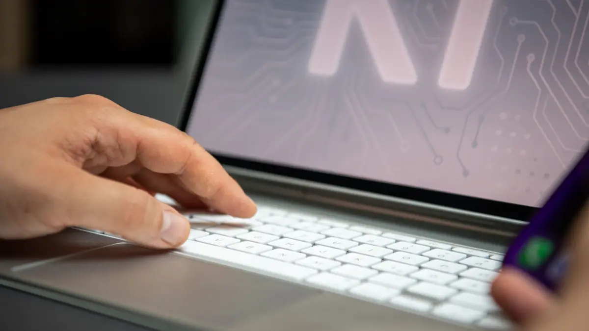 Ein Mann arbeitet am Laptop: ILLUSTRATION - KI ist gekommen, um zu bleiben. (zu dpa: «Diese Jobs wird KI nicht ersetzen») Foto: Nico Tapia/dpa-tmn - Honorarfrei nur für Bezieher des dpa-Themendienstes +++ dpa-Themendienst +++