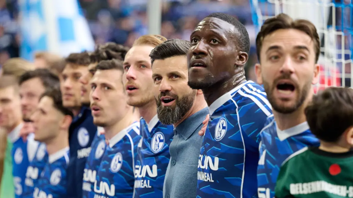 FC Schalke 04 - Karlsruher SC: 05.04.2026, Nordrhein-Westfalen, Gelsenkirchen: Fußball, Männer: 2. Bundesliga, FC Schalke 04 - Karlsruher SC, 28. Spieltag, Veltins Arena. Schalkes Spieler um Trainer Miron Muslic (FC Schalke 04) singen nach dem Spiel mit den Fans. Foto: Bernd Thissen/dpa - WICHTIGER HINWEIS: Gemäß den Vorgaben der DFL Deutsche Fußball Liga bzw. des DFB Deutscher Fußball-Bund ist es untersagt, in dem Stadion und/oder vom Spiel angefertigte Fotoaufnahmen in Form von Sequenzbildern und/oder videoähnlichen Fotostrecken zu verwerten bzw. verwerten zu lassen. +++ dpa-Bildfunk +++